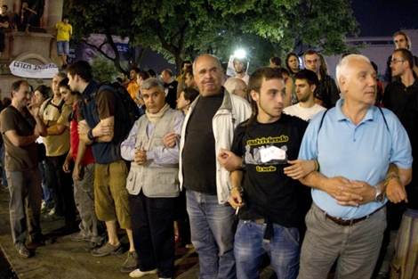 Cientos de 'indignados' protegieron la plaza del caos con cadenas humanas. | Efe