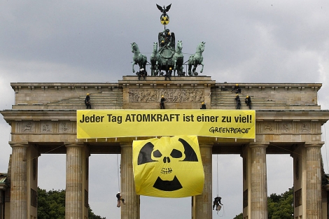 Activistas de Greenpeace colocan pancartas contra la energía nuclear en la Puerta de Brandengurgo, en Berlín. | Reuters