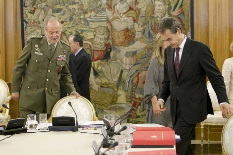 Don Juan Carlos se sienta hoy, junto a Zapatero, en el Consejo de Defensa Nacional. | Efe