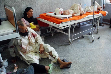 Varios heridos esperan para ser atentidos en un hospital de Herat. | M. Bernab