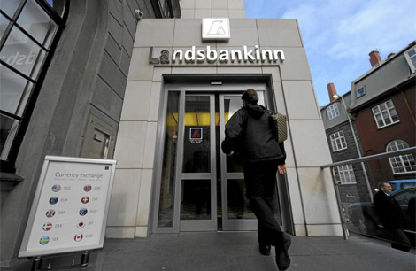 Una mujer entra en una oficina del banco Landsbankinn. | Afp