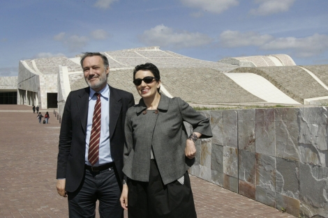 El conselleiro Roberto Varela y Luz Casal, en la Cidade da Cultura. | Efe