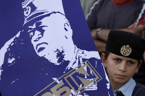 Un niño serbobosnio con una pancarta de apoyo a Mladic. | Ap