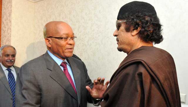 El presidente sudafricano y el dictador libio en Trpoli. | Ap