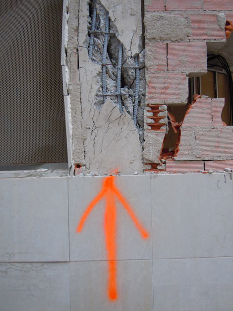 Una flecha seala un pilar daado en un edificio en La Via. | J. F. L.