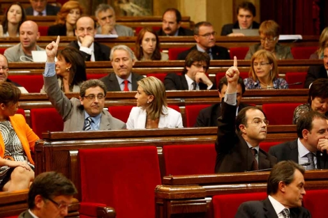 Un momento de las votaciones en el pleno del Parlament. | Antonio Moreno