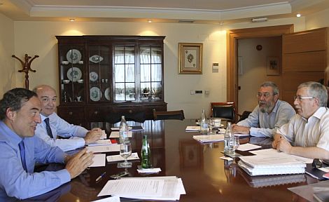 El presidente de la CEOE, Juan Rosell (i), y los secretarios generales de CCOO, Ignacio Fernndez Toxo (d), y de UGT, Cndido Mndez (2d), en una reunin del 24 de mayo. | Efe
