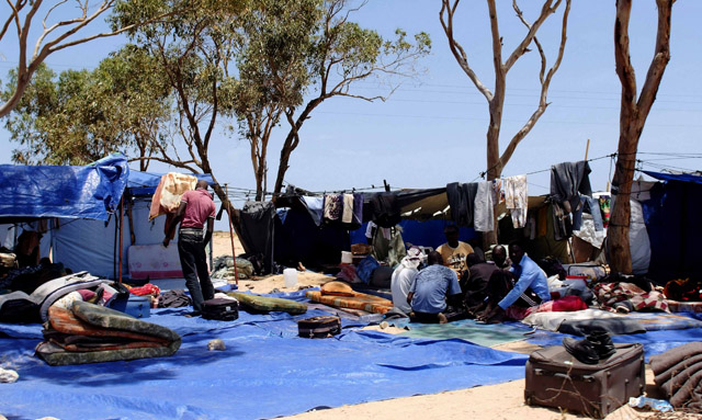 Los 193 inmigrantes rescatados hasta el momento, en el campamento de Chucha. | Reuters