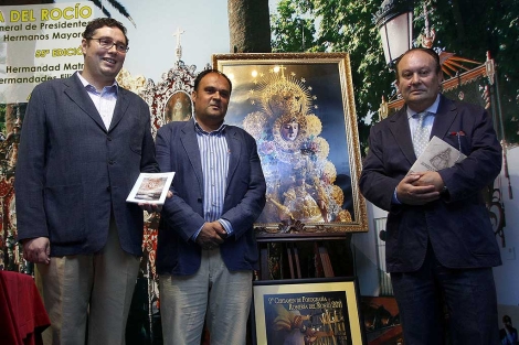 El presidente de la matriz, Jos Joaqun Gil Cabrera (centro), junto al cuadro con la nueva imagen de la Virgen. | Elisabeth Domnguez