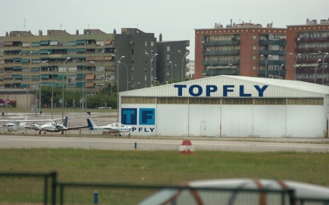 Hangar y avionetas de la escuela en Sabadell. | scar Espinosa