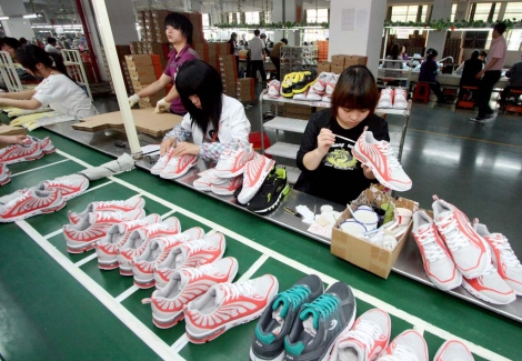 Fbrica de zapatillas en Fujian, China. | Afp