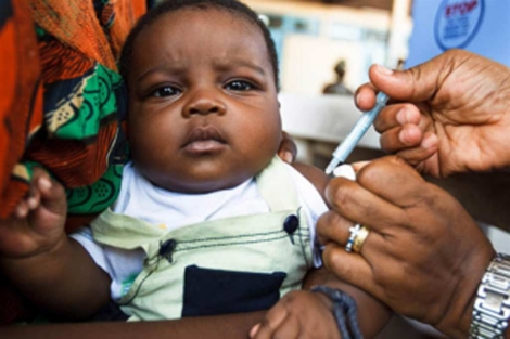 Un nio recibe una vacuna en Costa de Marfil. | UNICEF
