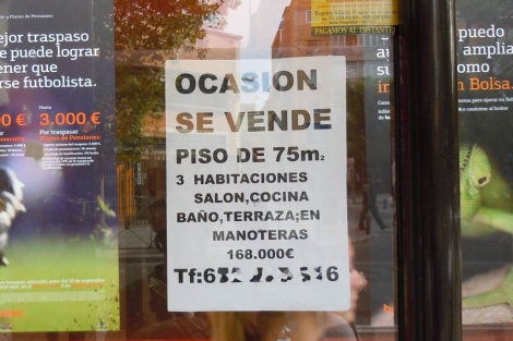 Cartel de 'se vende' en una marquesina de Madrid. | ELMUNDO.es