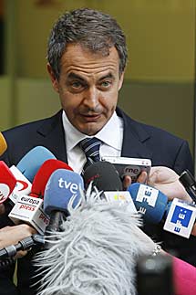 Zapatero, ante la prensa. | Efe