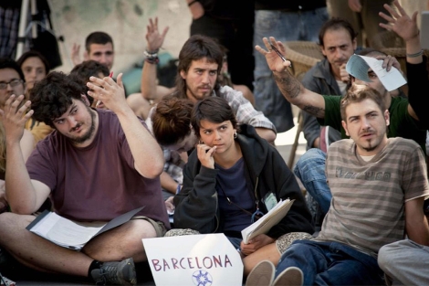 Representantes de indignados de Barcelona, en la madrilea plaza del Carmen. | Efe