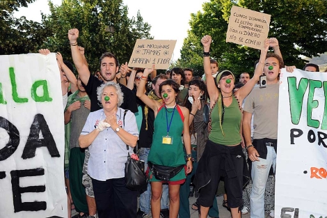 Algunos de los 'indignados' que subieron a la Alhambra para protestar. | Jess G. Hinchado