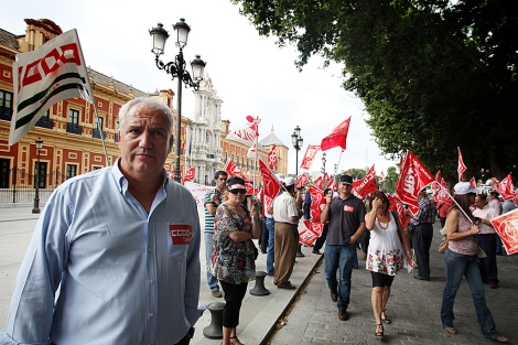 Francisco Carbonero, secretario general de CCOO-A, con los manifestantes. | F. Ruso