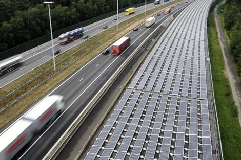Los paneles solares recubren el rebautizado como 'túnel del sol'. | AFP.