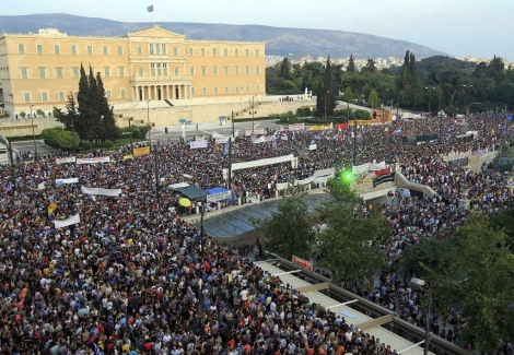 Decenas de miles de griegos protestan ante el Parlamento. | Efe