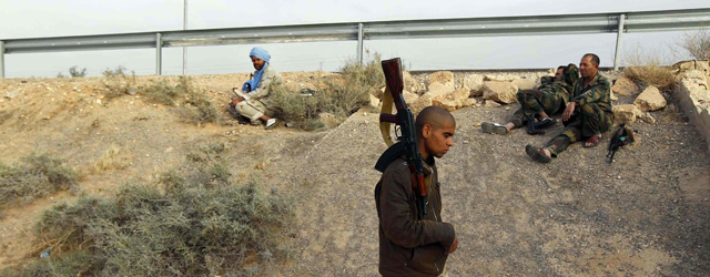Soldados rebeldes en la carretera que conecta Yafran con Zintan. | Reuters