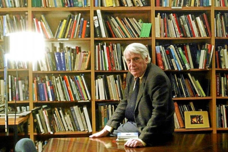 Jorge Semprún rodeado de libros en un acto en Barcelona.| Quique García
