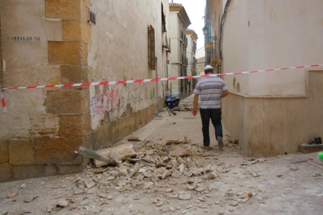 Aspecto de una calle del casco antiguo de Lorca, horas despus del terremoto. | J. F. L.