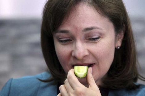 La ministra rusa de Comercio, Elvira Nabiullina, come un pepino ruso.| Efe