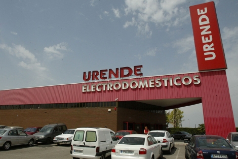 Entrada de la tienda Urende, situada en la avenida del Aeropuerto, en Crdoba. | M. Cubero