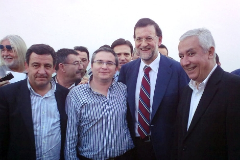 El futuro alcalde de Alcal de los Gazules, abrazado a Rajoy en Chiclana. | Foto: NNGG