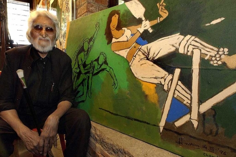 El pintor Maqbool Fida posa delante de una de sus pinturas.|Indranil Mukherjee