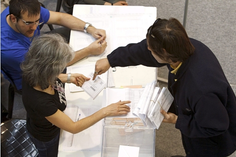 Un cartero entrega el voto por correo para las elecciones del 22 de mayo. | Efe