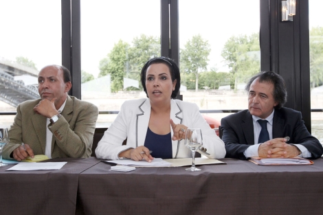 La presidenta de la ONG flanqueada por sus abogados marroqu y francs. | Afp