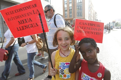 Dos nios con pancartas en defensa de la lnea en valenciano. | E.Caparrs