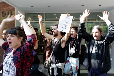 Los "indignados" protestan en la sede de la CEOE. | Efe