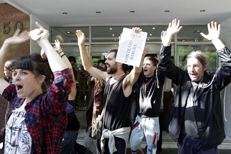 Protesta en la sede de la CEOE. | Efe | Sergio Barrenechea