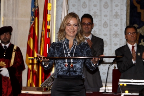 La alcaldesa Sonia Castedo toma posesin de la vara de mando. | Roberto Prez