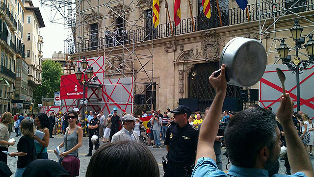 Cacerolada frente al Ayuntamiento de Palma | @gaaaaaaaaaaa