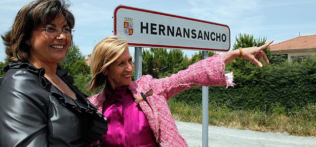 La nueva alcaldesa, Ángeles Bartolomé, con Rosa Díez a la entrada del pueblo. | Ricardo Muñoz