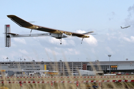 El 'Solar Impulse' despega del aeropuerto de Bruselas. | Ap