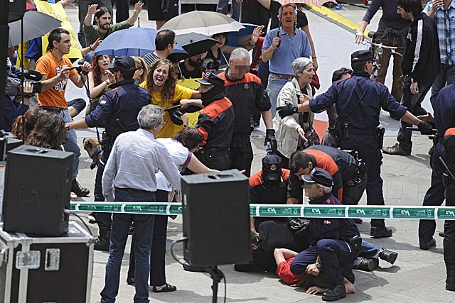Incidentes con la Ertzaintza en la Plaza Espaa de Vitoria durante la investidura de Javier Maroto. | Nuria Gonzlez