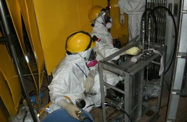 TRabajadores de Fukushima comprueban el reactor 1. | Reuters