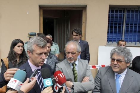 El conselleiro de Presidencia, Alfonso Rueda, y el delegado del Gobierno, Miguel Cortizo. | Efe