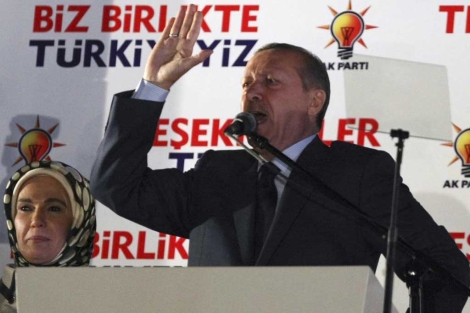 El primer ministro turco, Erdogan, con su esposa, habla a sus seguidores en Ankara. | Ap
