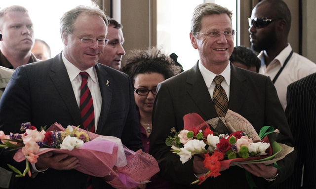 Los ministros alemanes de Asuntos Exteriores y Cooperacin reciben flores a su llegada a Bengasi. | Afp