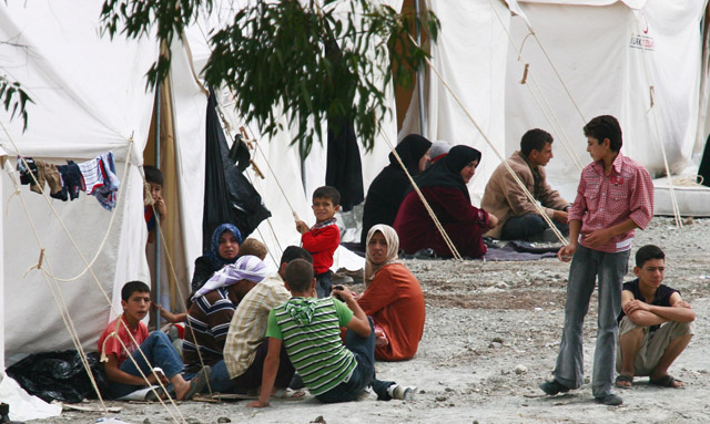 Refugiados sirios descansen en un campamento cerca de la frontera en la localidad de Hatay, en Turqua. | Efe