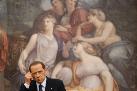 Silvio Berlusconi ante el cuadro al que se refiri hablando de 'bunga bunga'. | Reuters
