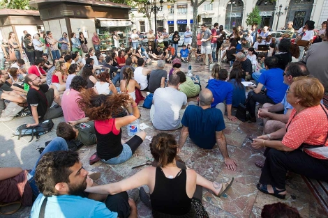 Asamblea de los acampados de Valencia celebrada este domingo. | Benito Pajares