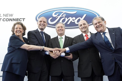 Stephen Odell (centro), presidente de Ford Europa, junto al ministro Miguel Sebastian y Francisco Camps en la planta de Almussafes | Jos Cuellar