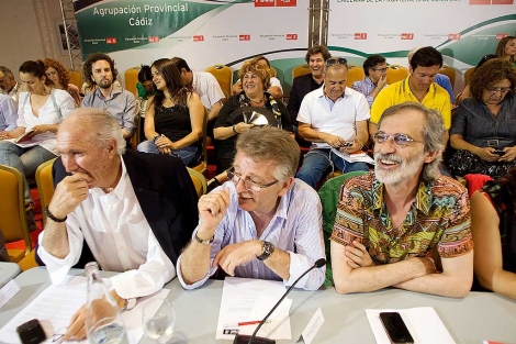 Gonzlez Cabaa -en el centro- preside el comit provincial del PSOE. | Jos F. Ferrer
