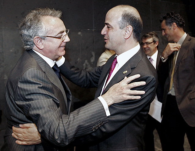 El presidente navarro, Miguel Sanz (izqda.), felicita a Alberto Cataln. | Efe